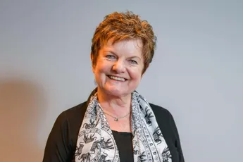 Actrice Janine Bischops kapot van verdriet na overlijden: "Net een uur zitten wenen"