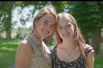 Iluna, de 17-jarige dochter van Stephanie Planckaert, heeft heuglijk nieuws te melden: "Proficiat!"