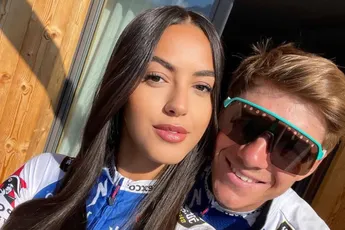 Oumi Rayane steekt de draak met Remco Evenepoel: "Waarom doe je dat thuis nooit?"