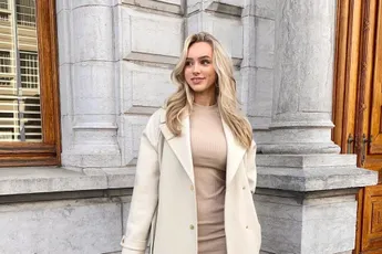 Amy Sonck daagt al haar volgers uit met haar goedgevulde boezem in een wel heel strak topje