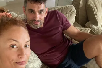Natalia showt haar ronde billen in erg strak bikinislipje en maakt haar verloofde volledig gek
