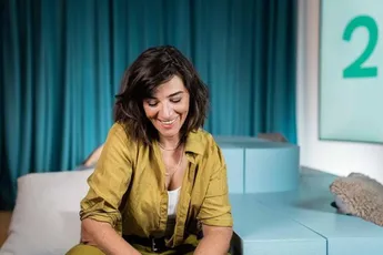 Radio2-dj Karolien Debecker kondigt 25 jaar na beenamputatie geweldig nieuws aan: "Zó gelukkig mee!"