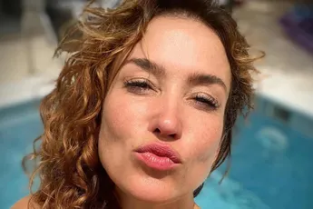 Katja Schuurman deelt poedelnaakte foto van haar volle boezem: "Bij wijze van sociaal experiment"