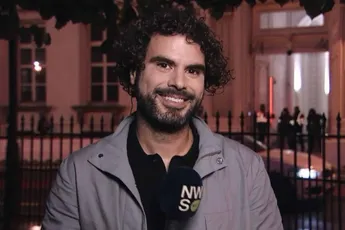 VRT-gezicht Riadh Bahri pikt homofobe reacties niet langer en haalt stevig uit: "Ik ben er klaar mee"