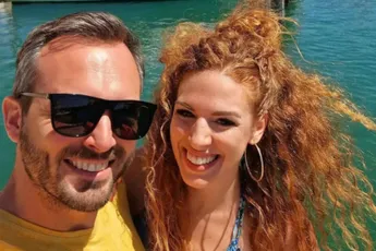 Candice uit 'Blind Getrouwd' laat zich van haar meest sexy kant zien in een erg strak kleedje