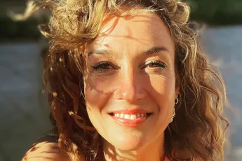 Katja Schuurman lokt veel reacties uit met foto: "Staat weer te pronken met haar voorgevel"