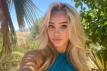 Amy Sonck mist de zomer en laat wel heel diep in haar decolleté kijken in weinig verhullende bikini