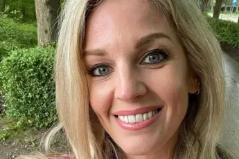 Eveline Hoste laat wel heel diep in haar decolleté kijken in gewaagde outfit: "Wat een prachtige vrouw"
