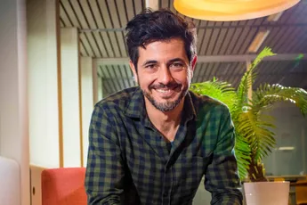 Presentator Dieter Coppens helemaal in de wolken nadat hij dit heuglijke nieuws te horen krijgt