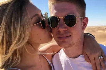 Michèle Lacroix is zonder Kevin De Bruyne op vakantie en showt al haar troeven in bikini