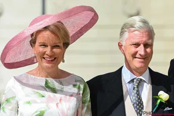 Filip en Mathilde poseren met kinderen én hondjes op kerstkaart: iedereen is hetzelfde opgevallen