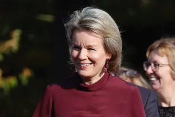 Zo zag je koningin Mathilde (50) nog nooit: Paleis deelt ongeziene foto's uit de oude doos