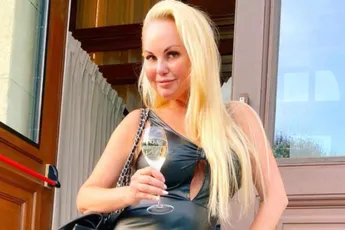 Lesley-Ann Poppe toont tepelpiercings in doorzichtig jurkje: "Zo hot!"