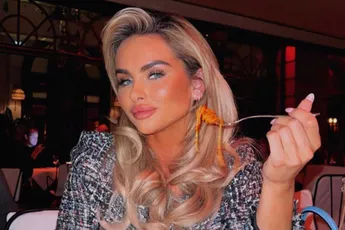 Sarah van Soelen laat wel heel diep in haar volle boezem kijken en laat ex André Hazes zien wat hij mist: "Babe!"