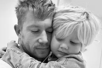 Kevin De Bruyne deelt opvallend vakantiekiekje met zijn gezin: iedereen moet hetzelfde kwijt