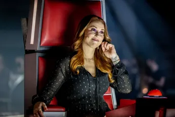 Zangeres Natalia laat wel heel diep in haar decolleté kijken: "Vamp!"