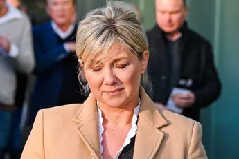 Zangeres Lindsay onthult bijzonder droevig nieuws: "Helemaal aan de grond"