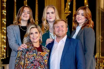 Nederlands koningshuis overstelpt met kritiek nadat ze kerstkaart met hondje delen: "Mag ook wel eens gewassen worden"