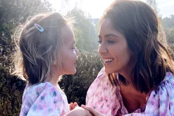 Actrice Kim Van Oncen deelt erg droevig nieuws over dochtertje Stella (3): "Veel sterkte!"