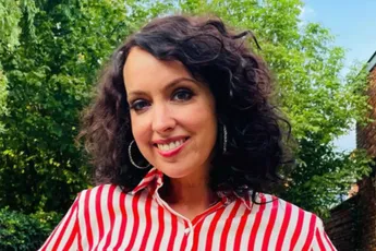 Radiopresentatrice Anke Buckinx laat vol in haar boezem kijken op de 'Kastaars!': "Wow, vamp!"