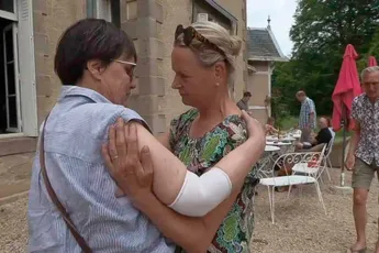 Meilandjes maken zich grote zorgen om Nadège: poetsvrouw met ambulance naar het ziekenhuis