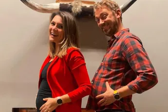 Hoogzwangere NRJ-dj Nasrien Cnops met spoed opgenomen in het ziekenhuis: "Helaas"