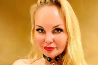 Na massale kritiek reageert Lesley-Ann Poppe voor het eerst op naakte sm-foto: "Niet de bedoeling"