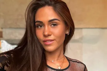 Sarah Puttemans maakt het bloedheet in bikini en deelt kiekjes van volle boezem: "Wauw!"