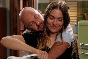 'Thuis'-acteur Stan Van Samang openhartig over band met tegenspeelster Lauren Müller: "Die scènes ..."