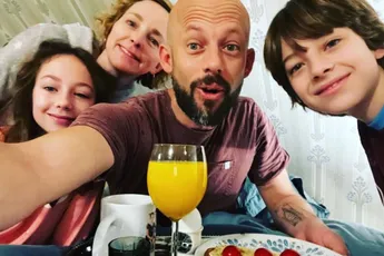 Staf Coppens verbluft iedereen met wondermooie foto van zijn gezin onder het noorderlicht: "Wauw!"