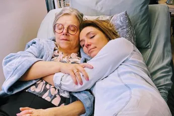 Om stil van te worden: Evi Hanssen post aangrijpend bericht net na het overlijden van haar moeder 