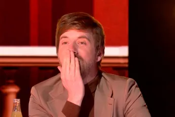 Drama op het nippertje vermeden in 'The Masked Singer': deelnemer valt net niet van het podium