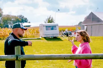 Dina Tersago doet schokkende onthullling: "Dit is er écht gebeurd in de caravan van Raphaël"