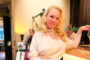 Lesley-Ann Poppe showt haar rondingen in strak sportsetje en lokt zo heel wat reacties uit