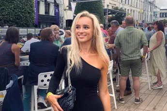 Amy Sonck doet knopje los en maakt iedereen gek in leren pakje: "Prachtig!"