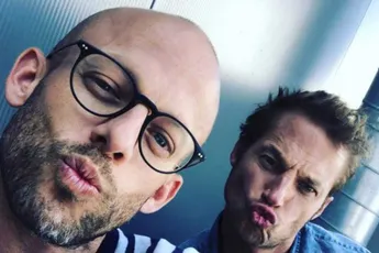 Mama Agnes staat haar mannetje tussen Staf en Mathias Coppens: “Zeg, apenkoppen!”