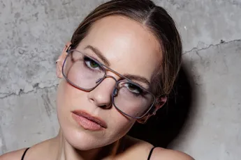 Eline De Munck laat vol in haar boezem kijken in het zwembad: "Hot!"