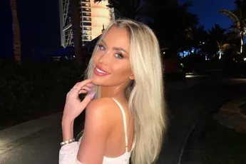 "Wow, wat een schoonheid!": Anouk Matton poseert in sexy lingerie en laat vol in haar boezem kijken