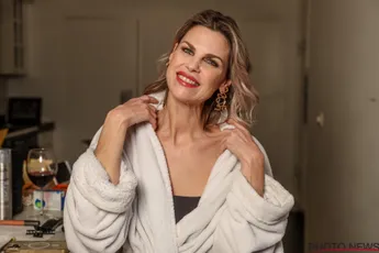 Tanja Dexters poseert in pikant topje waar haar borsten bijna uitfloepen: Willy Sommers erg onder de indruk