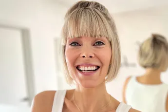Hanne Troonbeeckx (44) poseert in strak topje en laat wel heel diep in haar volle boezem kijken