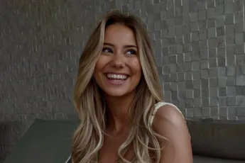 Ex-Miss België Celine Van Ouytsel doet monden openvallen met uitdagende bikinifoto: "Wow!"