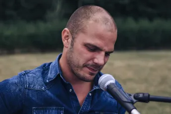 'The Voice'-winnaar Glenn Claes is papa geworden en deelt foto's van kersvers gezin: "Gelukkigste man op aarde"