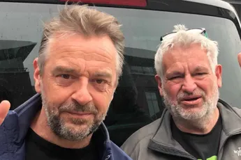Pascal Braeckman brengt bezoekje aan zieke Tom Waes en brengt wel erg speciaal cadeau mee: "Hij krijgt zijn C4"