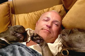 Droomvakantie van Gordon valt in duigen: presentator onthult slecht nieuws over zijn gezondheid