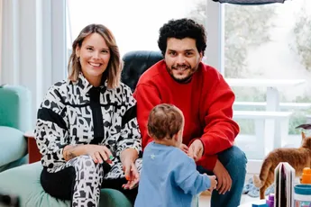 Maand na bevalling van tweede kindje: Jolien Roets en haar vriend Hakim delen opnieuw prachtig nieuws