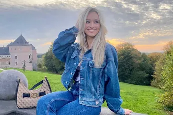 "Holy moly": Amy Sonck trekt een klein topje aan en laat zo wel erg diep in haar boezem kijken