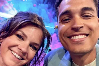 "Overloper": Siska Schoeters neemt op hilarische manier afscheid van collega Aster Nzeyimana