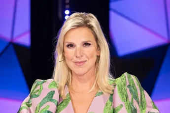 Actrice Tine Embrechts (48) overstelpt met reacties nadat ze sexy bikinifoto's deelt: "Hallookes!"