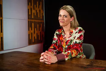 Na felle kritiek op haar 'onherkenbare' verschijning: Karen Damen zegt waar het op staat