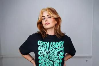 Roxeanne Hazes pronkt met haar goedgevulde boezem in een wel erg strak kleedje: "Damn!"